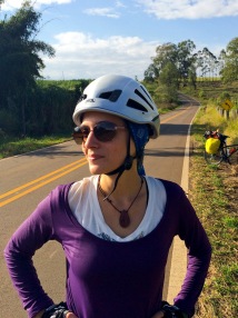 Andrea no meio da pedalada de Águas de São Pedro-SP para a Cachoeira do Saltão-SP